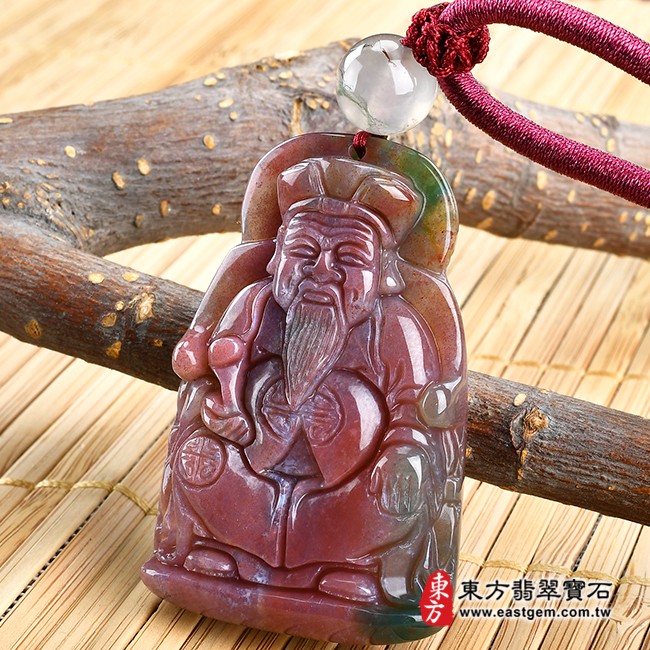 水草玉福德正神土地公財神爺項鍊玉珮右側照片 水草玉福德正神土地公財神爺項鍊玉珮（福德正神：福德正神土地公財神爺牌水草玉福德正神土地公財神爺玉珮、水草玉福德正神土地公財神爺玉墜）。紅色帶綠色水草玉福德正神土地公財神爺，TD042。客製化訂做各種水草玉福德正神土地公財神爺吊墜玉珮項鍊。★附東方翡翠寶石保證卡