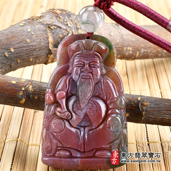 水草玉福德正神土地公財神爺項鍊玉珮正面照片 水草玉福德正神土地公財神爺項鍊玉珮（福德正神：福德正神土地公財神爺牌水草玉福德正神土地公財神爺玉珮、水草玉福德正神土地公財神爺玉墜）。紅色帶綠色水草玉福德正神土地公財神爺，TD042。客製化訂做各種水草玉福德正神土地公財神爺吊墜玉珮項鍊。★附東方翡翠寶石保證卡