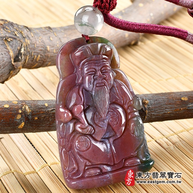 水草玉福德正神土地公財神爺項鍊玉珮左側照片 水草玉福德正神土地公財神爺項鍊玉珮（福德正神：福德正神土地公財神爺牌水草玉福德正神土地公財神爺玉珮、水草玉福德正神土地公財神爺玉墜）。紅色帶綠色水草玉福德正神土地公財神爺，TD042。客製化訂做各種水草玉福德正神土地公財神爺吊墜玉珮項鍊。★附東方翡翠寶石保證卡