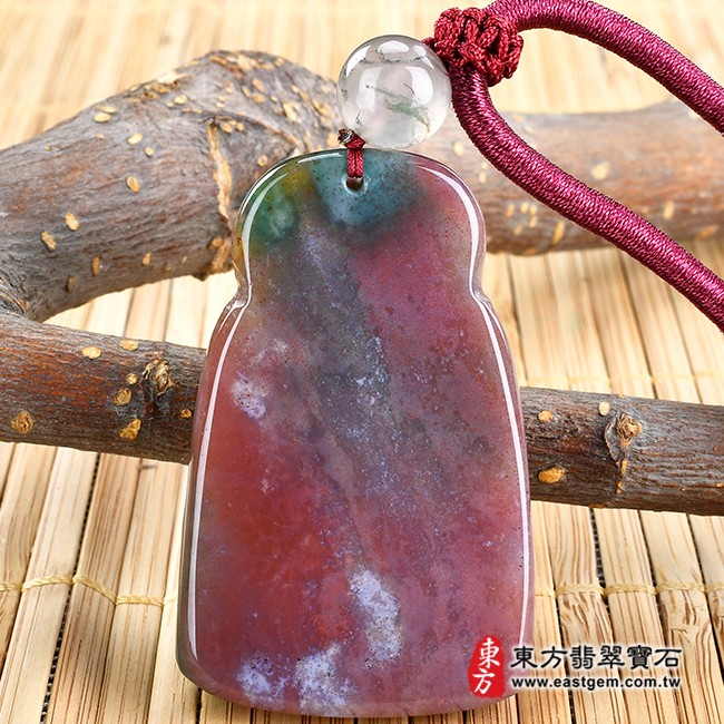 水草玉福德正神土地公財神爺項鍊玉珮背面照片 水草玉福德正神土地公財神爺項鍊玉珮（福德正神：福德正神土地公財神爺牌水草玉福德正神土地公財神爺玉珮、水草玉福德正神土地公財神爺玉墜）。紅色帶綠色水草玉福德正神土地公財神爺，TD042。客製化訂做各種水草玉福德正神土地公財神爺吊墜玉珮項鍊。★附東方翡翠寶石保證卡
