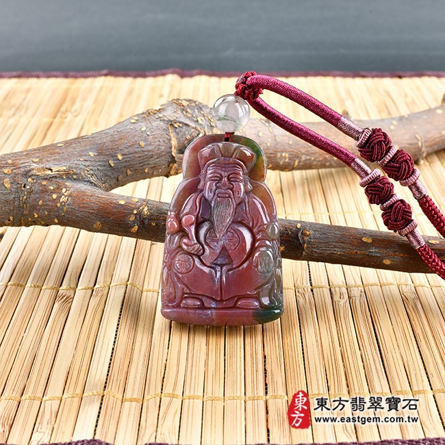 水草玉福德正神土地公財神爺項鍊玉珮情境照片 水草玉福德正神土地公財神爺項鍊玉珮（福德正神：福德正神土地公財神爺牌水草玉福德正神土地公財神爺玉珮、水草玉福德正神土地公財神爺玉墜）。紅色帶綠色水草玉福德正神土地公財神爺，TD042。客製化訂做各種水草玉福德正神土地公財神爺吊墜玉珮項鍊。★附東方翡翠寶石保證卡