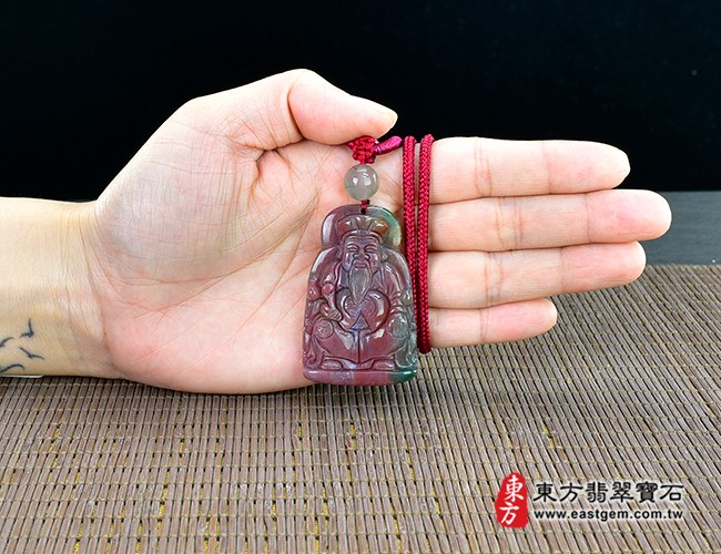 水草玉福德正神土地公財神爺項鍊玉珮大小示意照片 水草玉福德正神土地公財神爺項鍊玉珮（福德正神：福德正神土地公財神爺牌水草玉福德正神土地公財神爺玉珮、水草玉福德正神土地公財神爺玉墜）。紅色帶綠色水草玉福德正神土地公財神爺，TD042。客製化訂做各種水草玉福德正神土地公財神爺吊墜玉珮項鍊。★附東方翡翠寶石保證卡