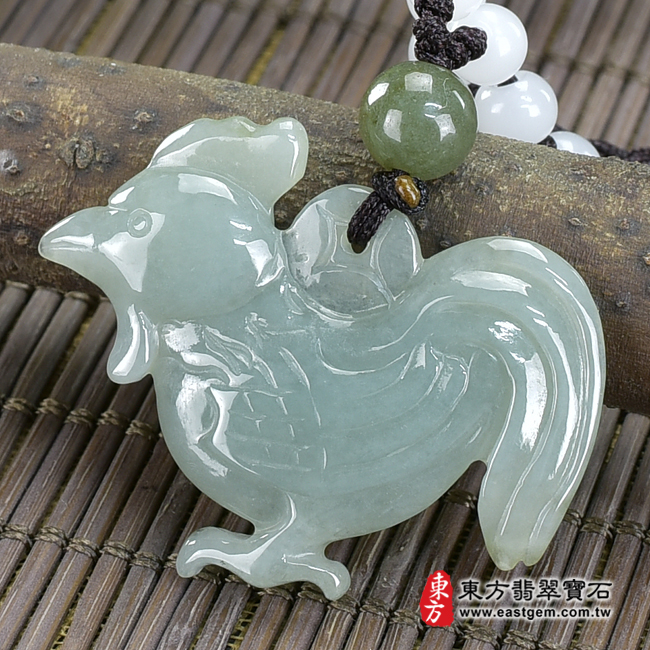 翡翠雞項鍊玉珮（金雞報喜：雞牌A貨翡翠雞玉珮、緬甸玉雞玉墜、雞十二生肖項鍊）。淺綠色糯種雞，GI042。客製化訂做各種翡翠雞吊墜玉珮項鍊。★附A貨翡翠雙證書