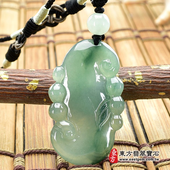 翡翠福瓜項鍊玉珮正面照片 翡翠福瓜項鍊玉珮（福運連綿：福瓜牌A貨翡翠福瓜玉珮、緬甸玉福瓜玉墜）。淡綠色糯種福瓜，FW176。客製化訂做各種翡翠福瓜吊墜玉珮項鍊。★附A貨翡翠雙證書