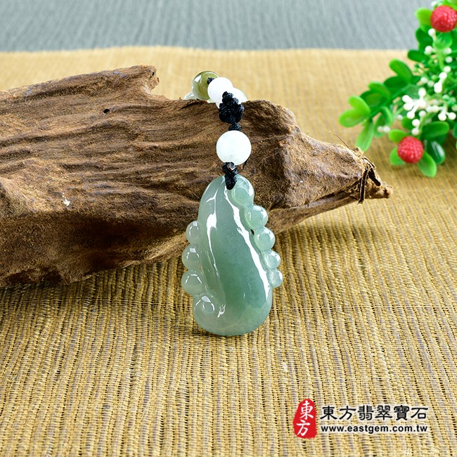 翡翠福瓜項鍊玉珮情境照片 翡翠福瓜項鍊玉珮（福運連綿：福瓜牌A貨翡翠福瓜玉珮、緬甸玉福瓜玉墜）。淡綠色糯種福瓜，FW181。客製化訂做各種翡翠福瓜吊墜玉珮項鍊。★附A貨翡翠雙證書