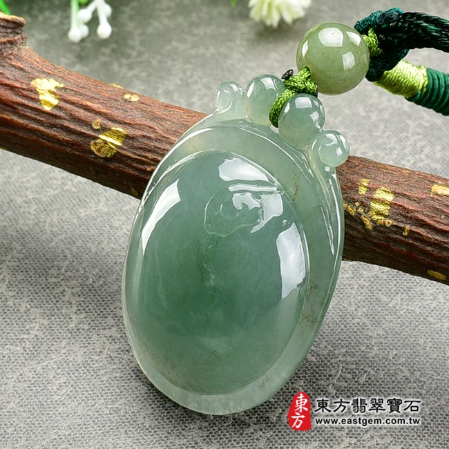 翡翠如意項鍊玉珮右側照片 翡翠如意項鍊玉珮 （吉祥如意：如意牌A貨翡翠如意玉珮、緬甸玉如意玉墜）。翡翠糯種如意LU385。客製化訂做各種翡翠如意吊墜玉珮項鍊。★附A貨翡翠雙證書 