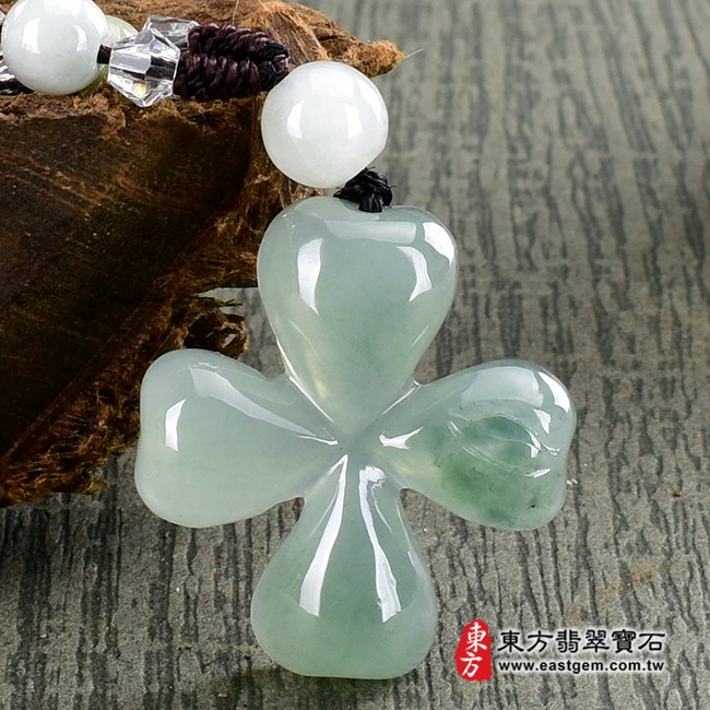 翡翠四葉幸運草項鍊玉珮正面照片 翡翠四葉幸運草項鍊玉珮（幸運草：四葉幸運草牌A貨翡翠四葉幸運草玉珮、緬甸玉四葉幸運草玉墜）。淡綠糯種四葉幸運草LE211。客製化訂做各種翡翠四葉幸運草吊墜玉珮項鍊。★附A貨翡翠雙證書A貨翡翠四葉幸運草項鍊玉珮、緬甸玉四葉幸運草玉墜）。