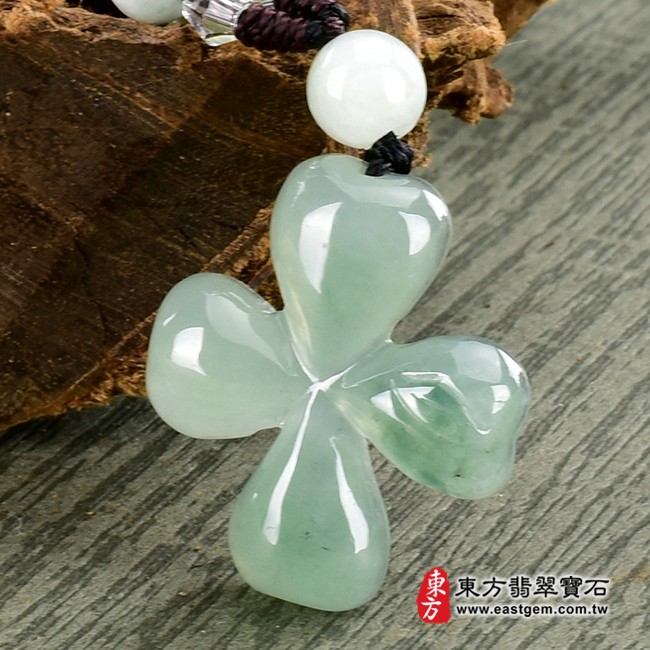 翡翠四葉幸運草項鍊玉珮右側照片 翡翠四葉幸運草項鍊玉珮（幸運草：四葉幸運草牌A貨翡翠四葉幸運草玉珮、緬甸玉四葉幸運草玉墜）。淡綠糯種四葉幸運草LE211。客製化訂做各種翡翠四葉幸運草吊墜玉珮項鍊。★附A貨翡翠雙證書A貨翡翠四葉幸運草項鍊玉珮、緬甸玉四葉幸運草玉墜）。