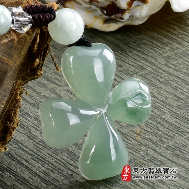 翡翠四葉幸運草項鍊玉珮左側照片 翡翠四葉幸運草項鍊玉珮（幸運草：四葉幸運草牌A貨翡翠四葉幸運草玉珮、緬甸玉四葉幸運草玉墜）。淡綠糯種四葉幸運草LE211。客製化訂做各種翡翠四葉幸運草吊墜玉珮項鍊。★附A貨翡翠雙證書A貨翡翠四葉幸運草項鍊玉珮、緬甸玉四葉幸運草玉墜）。