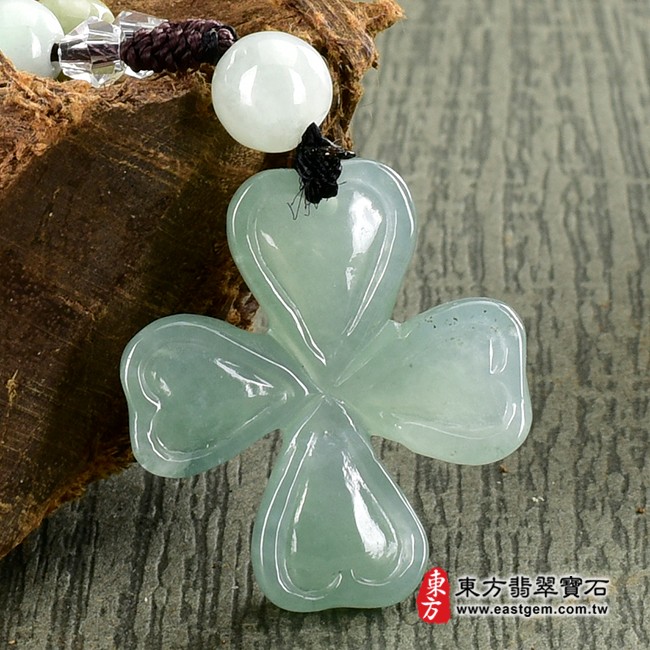 翡翠四葉幸運草項鍊玉珮背面照片 翡翠四葉幸運草項鍊玉珮（幸運草：四葉幸運草牌A貨翡翠四葉幸運草玉珮、緬甸玉四葉幸運草玉墜）。淡綠糯種四葉幸運草LE211。客製化訂做各種翡翠四葉幸運草吊墜玉珮項鍊。★附A貨翡翠雙證書A貨翡翠四葉幸運草項鍊玉珮、緬甸玉四葉幸運草玉墜）。