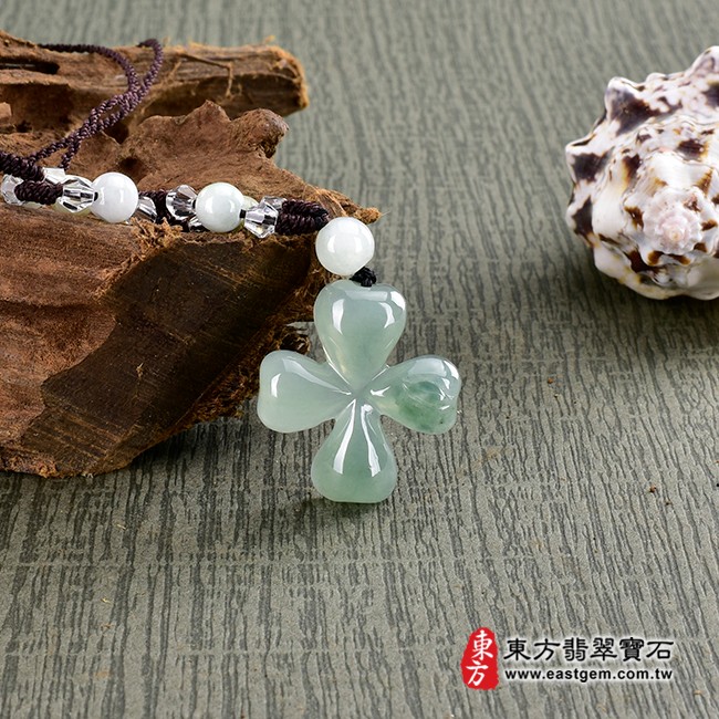 翡翠四葉幸運草項鍊玉珮情境照片 翡翠四葉幸運草項鍊玉珮（幸運草：四葉幸運草牌A貨翡翠四葉幸運草玉珮、緬甸玉四葉幸運草玉墜）。淡綠糯種四葉幸運草LE211。客製化訂做各種翡翠四葉幸運草吊墜玉珮項鍊。★附A貨翡翠雙證書A貨翡翠四葉幸運草項鍊玉珮、緬甸玉四葉幸運草玉墜）。
