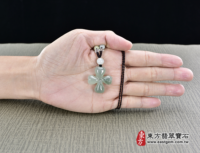 翡翠四葉幸運草項鍊玉珮大小示意照片 翡翠四葉幸運草項鍊玉珮（幸運草：四葉幸運草牌A貨翡翠四葉幸運草玉珮、緬甸玉四葉幸運草玉墜）。淡綠糯種四葉幸運草LE211。客製化訂做各種翡翠四葉幸運草吊墜玉珮項鍊。★附A貨翡翠雙證書A貨翡翠四葉幸運草項鍊玉珮、緬甸玉四葉幸運草玉墜）。