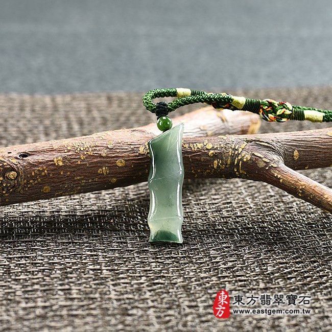翡翠竹子項鍊玉珮情境照片 翡翠竹子項鍊玉珮（節節高升：竹子牌A貨翡翠竹子玉珮、緬甸玉竹子玉墜）。綠色糯種竹子BA033。客製化訂做各種翡翠竹子吊墜玉珮項鍊。★附A貨翡翠雙證書