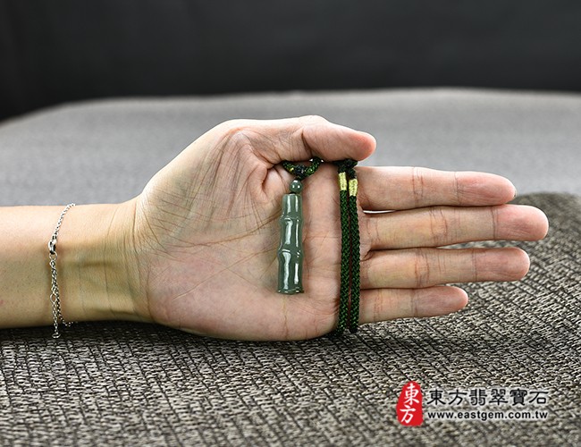 翡翠竹子項鍊玉珮大小示意照片 翡翠竹子項鍊玉珮（節節高升：竹子牌A貨翡翠竹子玉珮、緬甸玉竹子玉墜）。綠色糯種竹子BA035。客製化訂做各種翡翠竹子吊墜玉珮項鍊。★附A貨翡翠雙證書