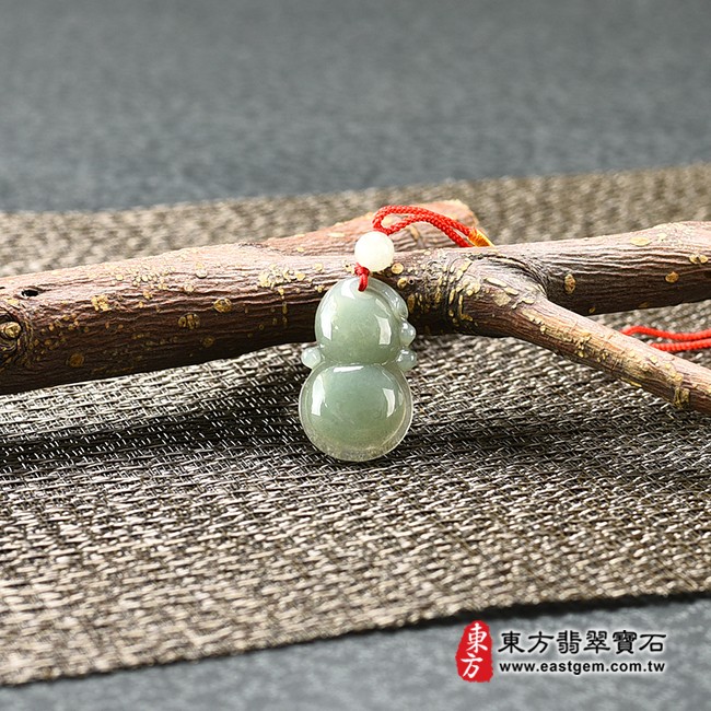 翡翠葫蘆項鍊玉珮情境照片 翡翠葫蘆項鍊玉珮（葫蘆有福：葫蘆A貨翡翠葫蘆玉珮、緬甸玉葫蘆玉墜）。綠色糯種葫蘆，HL068。客製化訂做各種翡翠葫蘆吊墜玉珮項鍊。★附A貨翡翠雙證書