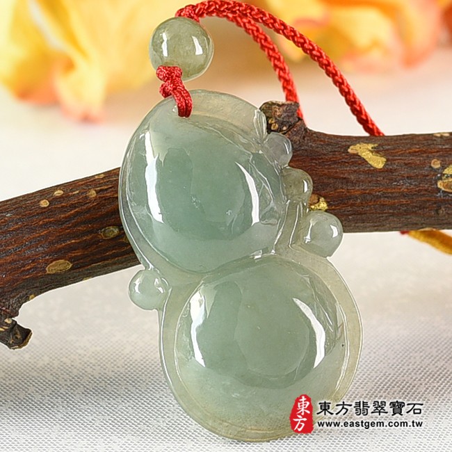 翡翠葫蘆項鍊玉珮左側照片 翡翠葫蘆項鍊玉珮（葫蘆有福：葫蘆A貨翡翠葫蘆玉珮、緬甸玉葫蘆玉墜）。綠色糯種葫蘆，HL070。客製化訂做各種翡翠葫蘆吊墜玉珮項鍊。★附A貨翡翠雙證書