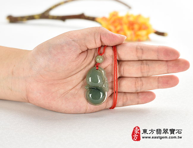 翡翠葫蘆項鍊玉珮大小示意照片 翡翠葫蘆項鍊玉珮（葫蘆有福：葫蘆A貨翡翠葫蘆玉珮、緬甸玉葫蘆玉墜）。綠色糯種帶飄花葫蘆，HL071。客製化訂做各種翡翠葫蘆吊墜玉珮項鍊。★附A貨翡翠雙證書