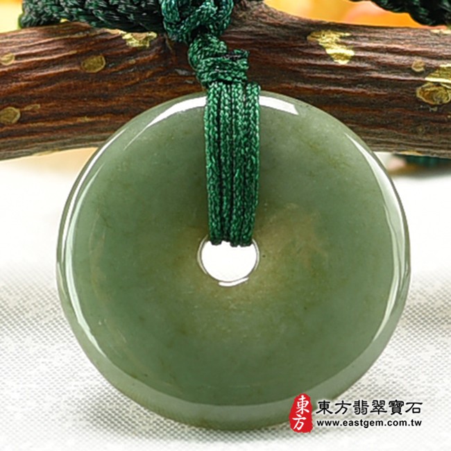 翡翠平安扣項鍊玉珮正面照片 翡翠平安扣項鍊玉珮（平安富貴：平安扣牌A貨翡翠平安扣玉珮、緬甸玉平安扣玉墜）。綠色油青種平安扣，PN216。客製化訂做各種翡翠平安扣吊墜玉珮項鍊。★附A貨翡翠雙證書