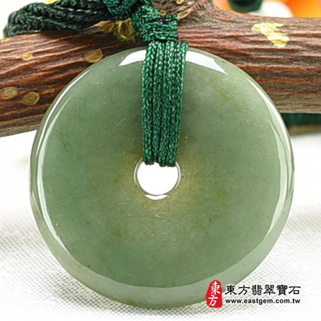 翡翠平安扣項鍊玉珮背面照片 翡翠平安扣項鍊玉珮（平安富貴：平安扣牌A貨翡翠平安扣玉珮、緬甸玉平安扣玉墜）。綠色油青種平安扣，PN216。客製化訂做各種翡翠平安扣吊墜玉珮項鍊。★附A貨翡翠雙證書