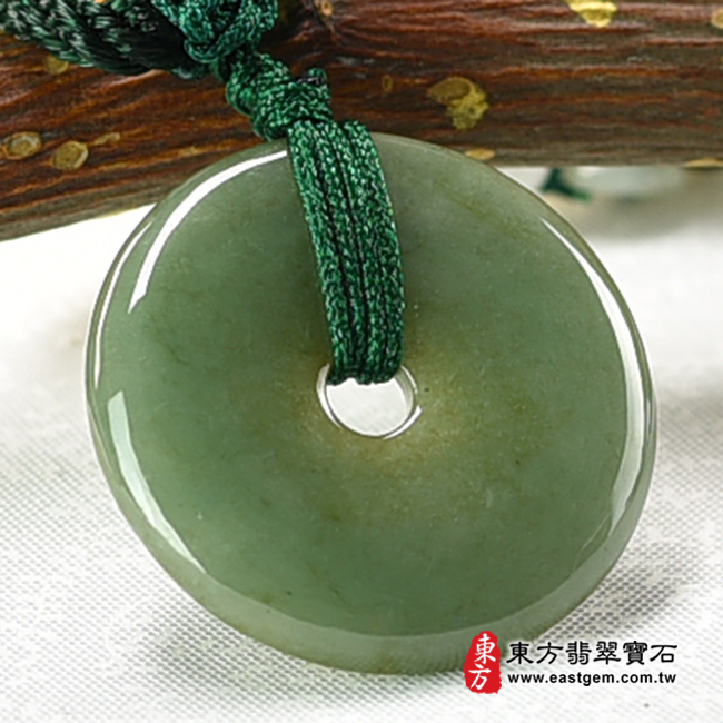 翡翠平安扣項鍊玉珮左側照片 翡翠平安扣項鍊玉珮（平安富貴：平安扣牌A貨翡翠平安扣玉珮、緬甸玉平安扣玉墜）。綠色油青種平安扣，PN216。客製化訂做各種翡翠平安扣吊墜玉珮項鍊。★附A貨翡翠雙證書