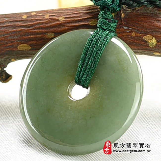 翡翠平安扣項鍊玉珮右側照片 翡翠平安扣項鍊玉珮（平安富貴：平安扣牌A貨翡翠平安扣玉珮、緬甸玉平安扣玉墜）。綠色油青種平安扣，PN216。客製化訂做各種翡翠平安扣吊墜玉珮項鍊。★附A貨翡翠雙證書
