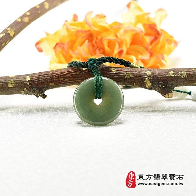 翡翠平安扣項鍊玉珮情境照片 翡翠平安扣項鍊玉珮（平安富貴：平安扣牌A貨翡翠平安扣玉珮、緬甸玉平安扣玉墜）。綠色油青種平安扣，PN216。客製化訂做各種翡翠平安扣吊墜玉珮項鍊。★附A貨翡翠雙證書