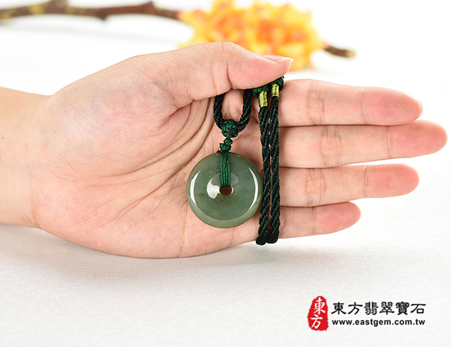 翡翠平安扣項鍊玉珮大小示意照片 翡翠平安扣項鍊玉珮（平安富貴：平安扣牌A貨翡翠平安扣玉珮、緬甸玉平安扣玉墜）。綠色油青種平安扣，PN216。客製化訂做各種翡翠平安扣吊墜玉珮項鍊。★附A貨翡翠雙證書