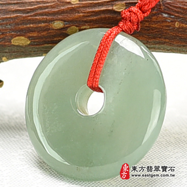 翡翠平安扣項鍊玉珮右側照片 翡翠平安扣項鍊玉珮（平安富貴：平安扣牌A貨翡翠平安扣玉珮、緬甸玉平安扣玉墜）。綠色糯種平安扣，PN377。客製化訂做各種翡翠平安扣吊墜玉珮項鍊。★附A貨翡翠雙證書
