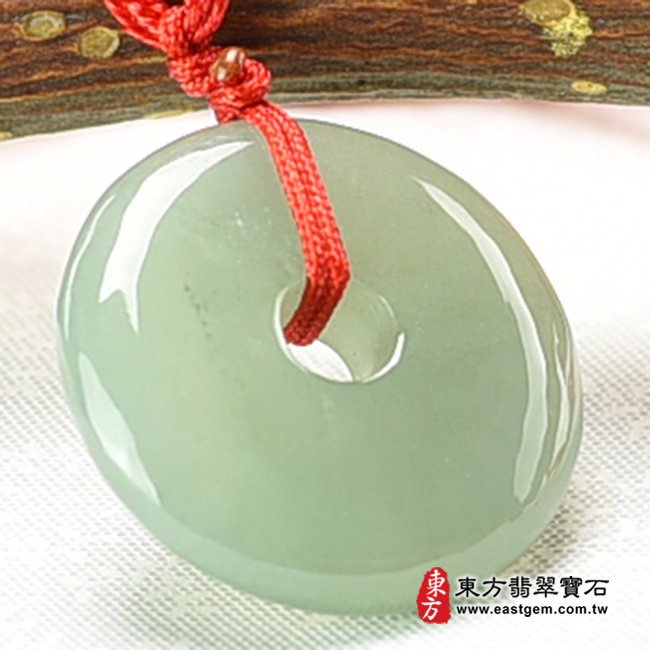 翡翠平安扣項鍊玉珮左側照片 翡翠平安扣項鍊玉珮（平安富貴：平安扣牌A貨翡翠平安扣玉珮、緬甸玉平安扣玉墜）。綠色糯種平安扣，PN377。客製化訂做各種翡翠平安扣吊墜玉珮項鍊。★附A貨翡翠雙證書