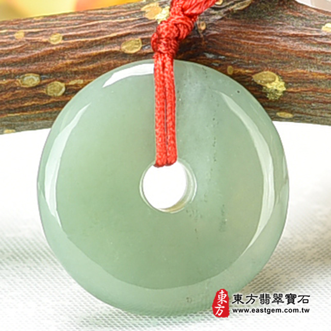 翡翠平安扣項鍊玉珮背面照片 翡翠平安扣項鍊玉珮（平安富貴：平安扣牌A貨翡翠平安扣玉珮、緬甸玉平安扣玉墜）。綠色糯種平安扣，PN377。客製化訂做各種翡翠平安扣吊墜玉珮項鍊。★附A貨翡翠雙證書