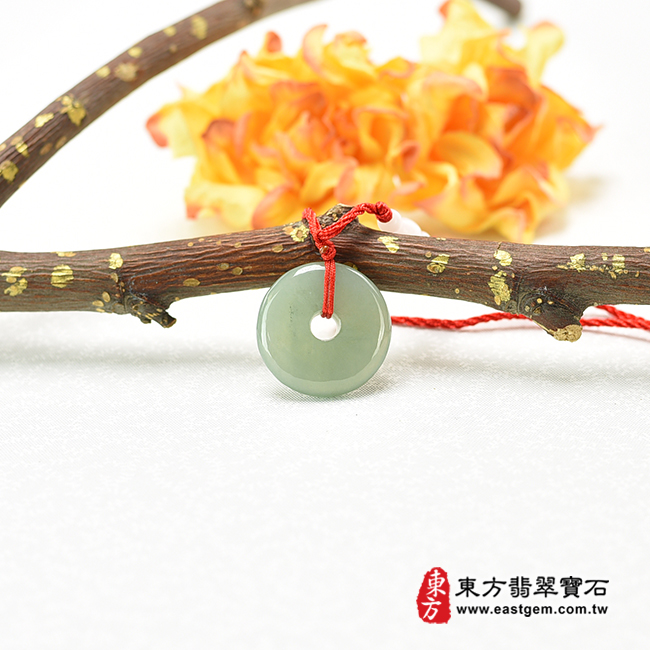 翡翠平安扣項鍊玉珮情境照片 翡翠平安扣項鍊玉珮（平安富貴：平安扣牌A貨翡翠平安扣玉珮、緬甸玉平安扣玉墜）。綠色糯種平安扣，PN377。客製化訂做各種翡翠平安扣吊墜玉珮項鍊。★附A貨翡翠雙證書