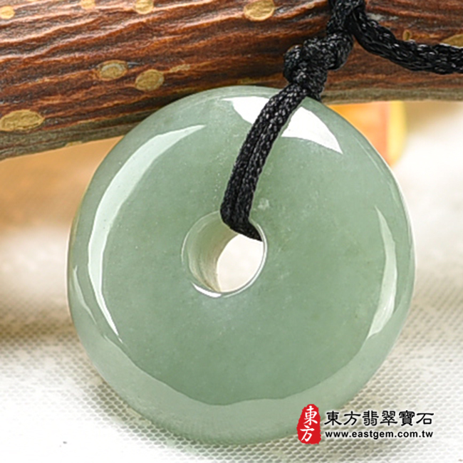 翡翠平安扣項鍊玉珮右側照片 翡翠平安扣項鍊玉珮（平安富貴：平安扣牌A貨翡翠平安扣玉珮、緬甸玉平安扣玉墜）。綠色糯種平安扣，PN378。客製化訂做各種翡翠平安扣吊墜玉珮項鍊。★附A貨翡翠雙證書