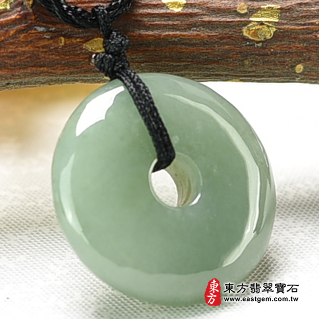 翡翠平安扣項鍊玉珮左側照片 翡翠平安扣項鍊玉珮（平安富貴：平安扣牌A貨翡翠平安扣玉珮、緬甸玉平安扣玉墜）。綠色糯種平安扣，PN378。客製化訂做各種翡翠平安扣吊墜玉珮項鍊。★附A貨翡翠雙證書