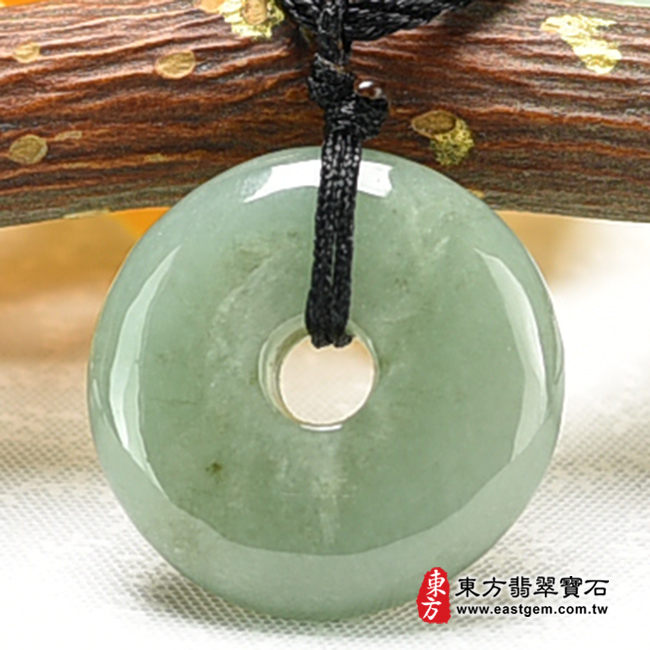 翡翠平安扣項鍊玉珮背面照片 翡翠平安扣項鍊玉珮（平安富貴：平安扣牌A貨翡翠平安扣玉珮、緬甸玉平安扣玉墜）。綠色糯種平安扣，PN378。客製化訂做各種翡翠平安扣吊墜玉珮項鍊。★附A貨翡翠雙證書
