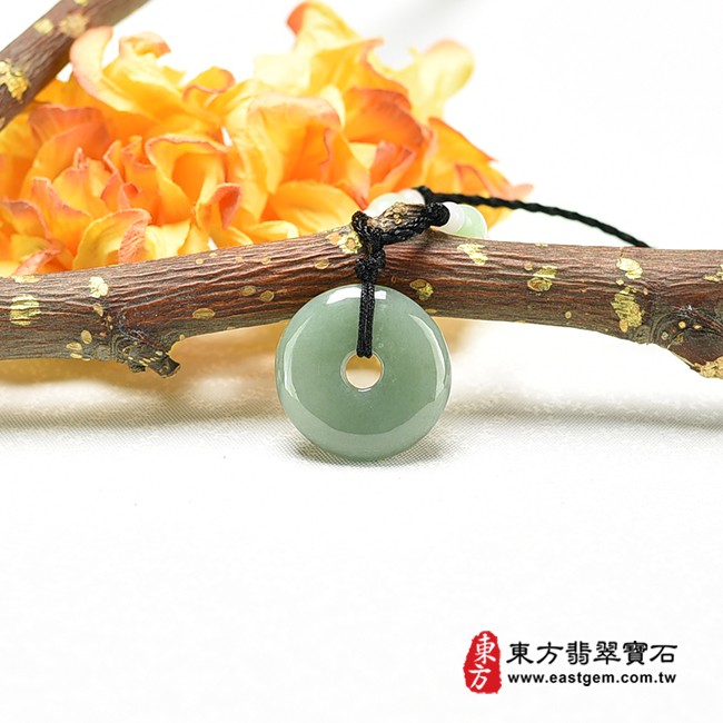 翡翠平安扣項鍊玉珮情境照片 翡翠平安扣項鍊玉珮（平安富貴：平安扣牌A貨翡翠平安扣玉珮、緬甸玉平安扣玉墜）。綠色糯種平安扣，PN378。客製化訂做各種翡翠平安扣吊墜玉珮項鍊。★附A貨翡翠雙證書