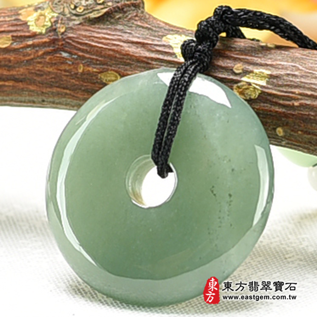 翡翠平安扣項鍊玉珮右側照片 翡翠平安扣項鍊玉珮（平安富貴：平安扣牌A貨翡翠平安扣玉珮、緬甸玉平安扣玉墜）。綠色糯種平安扣，PN382。客製化訂做各種翡翠平安扣吊墜玉珮項鍊。★附A貨翡翠雙證書
