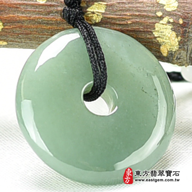 翡翠平安扣項鍊玉珮左側照片 翡翠平安扣項鍊玉珮（平安富貴：平安扣牌A貨翡翠平安扣玉珮、緬甸玉平安扣玉墜）。綠色糯種平安扣，PN382。客製化訂做各種翡翠平安扣吊墜玉珮項鍊。★附A貨翡翠雙證書