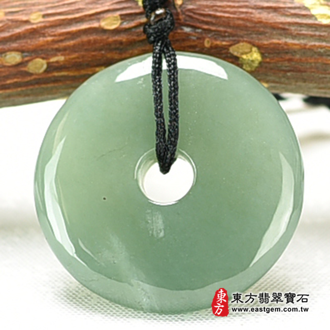 翡翠平安扣項鍊玉珮背面照片 翡翠平安扣項鍊玉珮（平安富貴：平安扣牌A貨翡翠平安扣玉珮、緬甸玉平安扣玉墜）。綠色糯種平安扣，PN382。客製化訂做各種翡翠平安扣吊墜玉珮項鍊。★附A貨翡翠雙證書