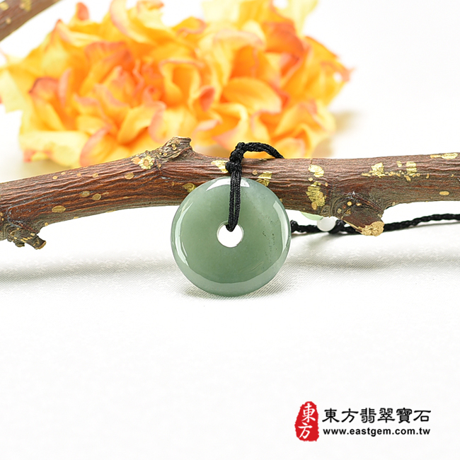 翡翠平安扣項鍊玉珮情境照片 翡翠平安扣項鍊玉珮（平安富貴：平安扣牌A貨翡翠平安扣玉珮、緬甸玉平安扣玉墜）。綠色糯種平安扣，PN382。客製化訂做各種翡翠平安扣吊墜玉珮項鍊。★附A貨翡翠雙證書
