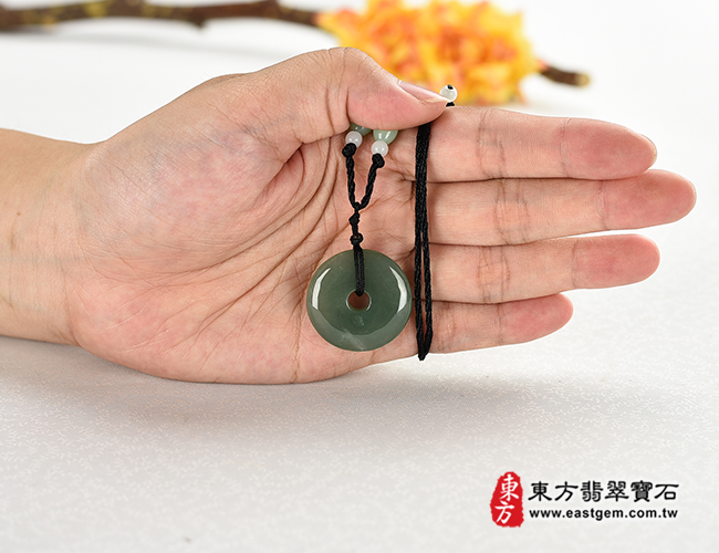 翡翠平安扣項鍊玉珮大小示意照片 翡翠平安扣項鍊玉珮（平安富貴：平安扣牌A貨翡翠平安扣玉珮、緬甸玉平安扣玉墜）。綠色糯種平安扣，PN382。客製化訂做各種翡翠平安扣吊墜玉珮項鍊。★附A貨翡翠雙證書