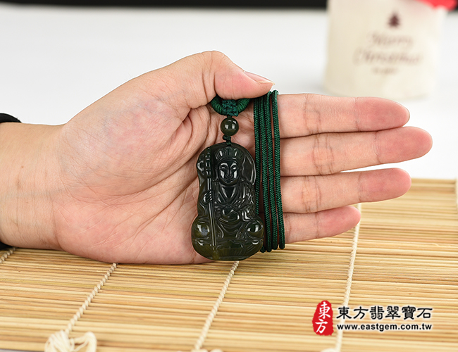水草玉地藏王菩薩項鍊玉珮大小示意照片 水草玉地藏王菩薩項鍊玉珮（地藏王菩薩：地藏王菩薩牌水草玉地藏王菩薩玉珮、水草玉地藏王菩薩玉墜）。綠色水草玉地藏王菩薩，DY127。客製化訂做各種水草玉地藏王菩薩吊墜玉珮項鍊。★附東方翡翠寶石保證卡