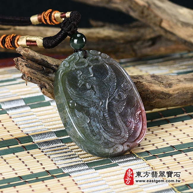 水草玉鳳凰項鍊玉珮左側照片（鳴鳳朝陽、鳳凰展翅：鳳凰牌水草玉鳳凰玉珮、水草玉鳳凰玉墜）。綠色帶紅色水草玉玉髓鳳凰，FH053。客製化訂做各種水草玉鳳凰吊墜玉珮項鍊。★附東方翡翠寶石保證卡