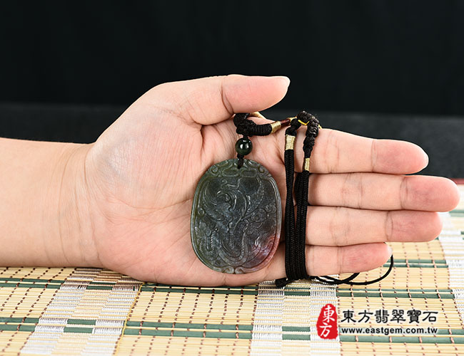 水草玉鳳凰項鍊玉珮大小示意圖（鳴鳳朝陽、鳳凰展翅：鳳凰牌水草玉鳳凰玉珮、水草玉鳳凰玉墜）。綠色帶紅色水草玉玉髓鳳凰，FH053。客製化訂做各種水草玉鳳凰吊墜玉珮項鍊。★附東方翡翠寶石保證卡