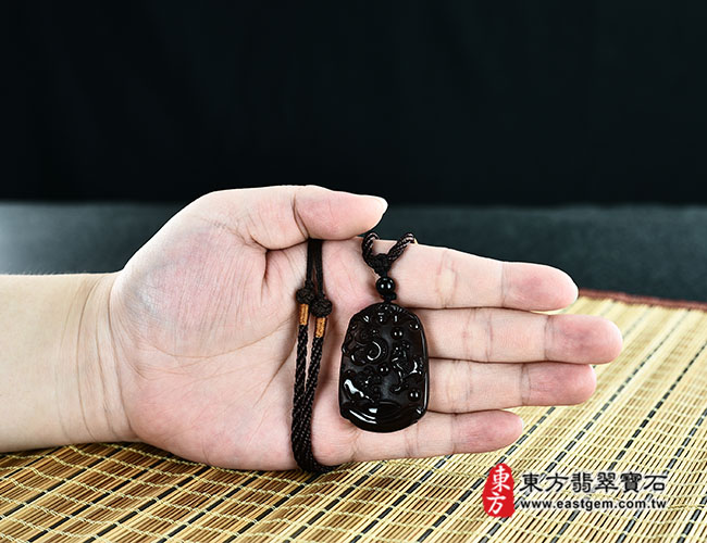 黑曜石生肖牛三合貴人項鍊玉珮大小示意圖（生肖屬牛，最適合配戴三合貴人項鍊，蛇牛雞：牛牌黑曜石生肖牛玉珮、黑曜石生肖牛玉墜、牛十二生肖項鍊）。冰種黑曜石牛，ZH-147。客製化訂做各種黑曜石生肖牛吊墜玉珮項鍊。★附東方翡翠寶石保證卡