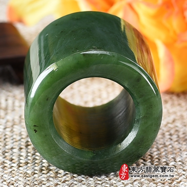 碧玉戒指正面照片 碧玉戒指（玉戒指、碧玉戒指，版指戒，版戒指，結婚戒指、結婚對戒、男女對戒）。國際圍20.5，BYG003。客製化訂做各種碧玉戒指吊墜玉珮項鍊。★附東方翡翠寶石保證卡