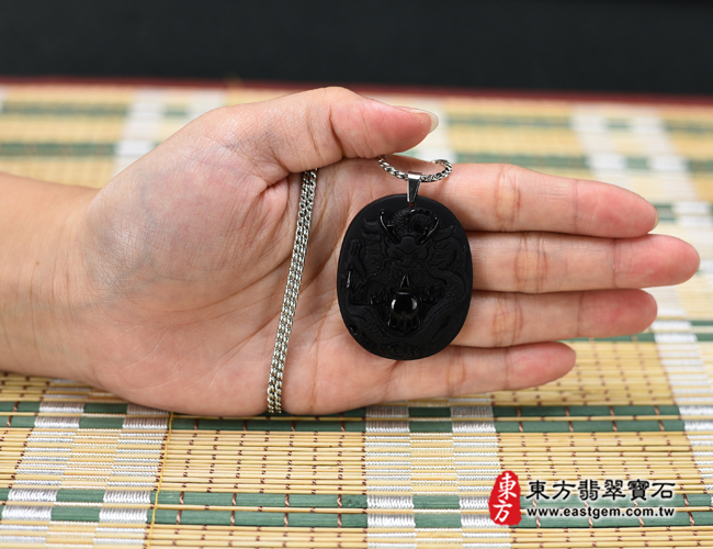 龍項鍊玉珮大小示意圖照片   黑曜石龍項鍊玉珮（畫龍點睛、招財富貴龍：龍牌黑曜石龍玉珮、黑曜石龍玉墜、龍十二生肖項鍊）。全黑黑曜石龍，DR538。客製化訂做各種黑曜石龍吊墜玉珮項鍊。★附東方翡翠寶石保證卡