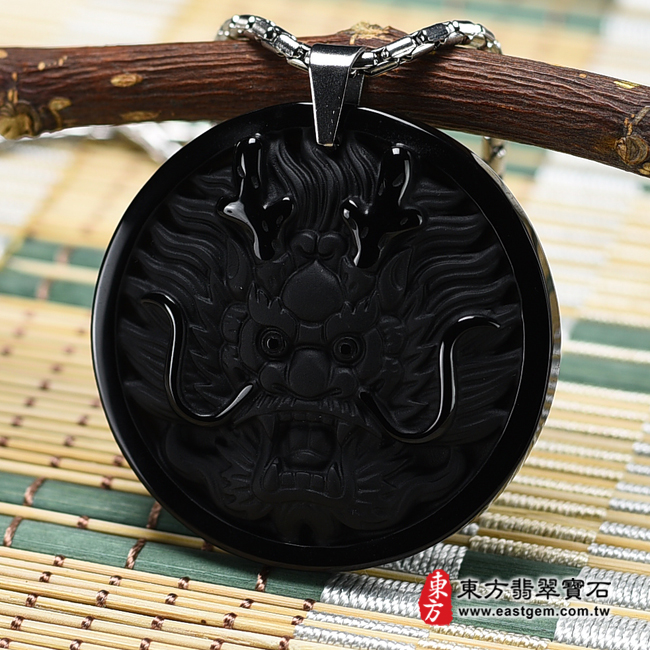 龍項鍊玉珮右側照片   黑曜石龍項鍊玉珮（畫龍點睛、招財富貴龍：龍牌黑曜石龍玉珮、黑曜石龍玉墜、龍十二生肖項鍊）。全黑黑曜石龍，DR545。客製化訂做各種黑曜石龍吊墜玉珮項鍊。★附東方翡翠寶石保證卡