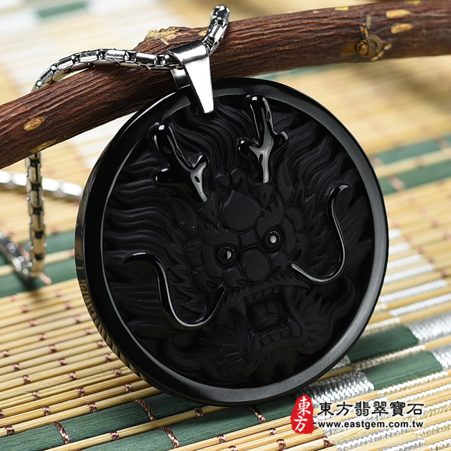 龍項鍊玉珮左側照片   黑曜石龍項鍊玉珮（畫龍點睛、招財富貴龍：龍牌黑曜石龍玉珮、黑曜石龍玉墜、龍十二生肖項鍊）。全黑黑曜石龍，DR545。客製化訂做各種黑曜石龍吊墜玉珮項鍊。★附東方翡翠寶石保證卡