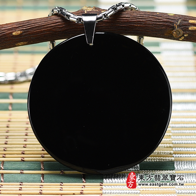 龍項鍊玉珮背面照片   黑曜石龍項鍊玉珮（畫龍點睛、招財富貴龍：龍牌黑曜石龍玉珮、黑曜石龍玉墜、龍十二生肖項鍊）。全黑黑曜石龍，DR545。客製化訂做各種黑曜石龍吊墜玉珮項鍊。★附東方翡翠寶石保證卡