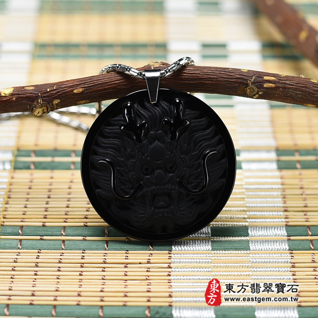 龍項鍊玉珮意境照片   黑曜石龍項鍊玉珮（畫龍點睛、招財富貴龍：龍牌黑曜石龍玉珮、黑曜石龍玉墜、龍十二生肖項鍊）。全黑黑曜石龍，DR545。客製化訂做各種黑曜石龍吊墜玉珮項鍊。★附東方翡翠寶石保證卡